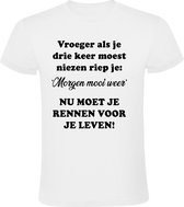 Drie keer niezen in coronatijd heren t-shirt | verkoudheid | mooi weer | corona virus |Wit