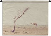 Wandkleed Kameel - Kameel wandelt over woestijnweg in Dubai Wandkleed katoen 150x112 cm - Wandtapijt met foto