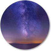 Adembenemende foto van de zee onder een donker paarse sterrenhemel - Muurcirkel Forex 50cm - Wandcirkel voor binnen - Besteposter - Sterren