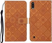 Voor Samsung Galaxy A10 / M10 etnische stijl reliëf patroon horizontale flip lederen tas met houder & kaartsleuven & portemonnee & lanyard (bruin)