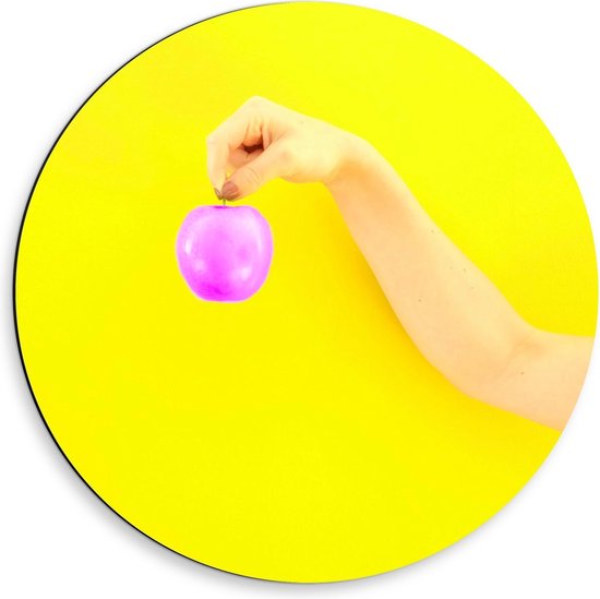 Dibond Wandcirkel - Roze Appel met Gele Achtergrond - 50x50cm Foto op Aluminium Wandcirkel (met ophangsysteem)
