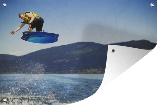 Foto: Tuinposter tuindoek tuinposters buiten een sportieve man probeert een trucje op zijn wakeboard 120x80 cm tuin