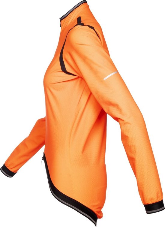 Oranje fietsjack met reflecterende streep, gedetailleerde textuur en zwarte randen.