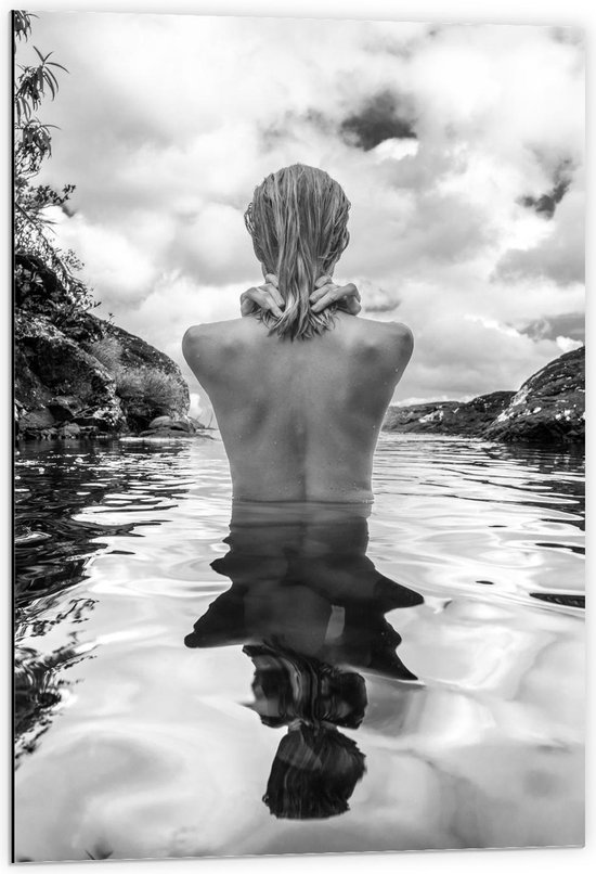 Dibond - Naakte Vrouw in het Water (zwart/wit) - 60x90cm Foto op Aluminium (Met Ophangsysteem)