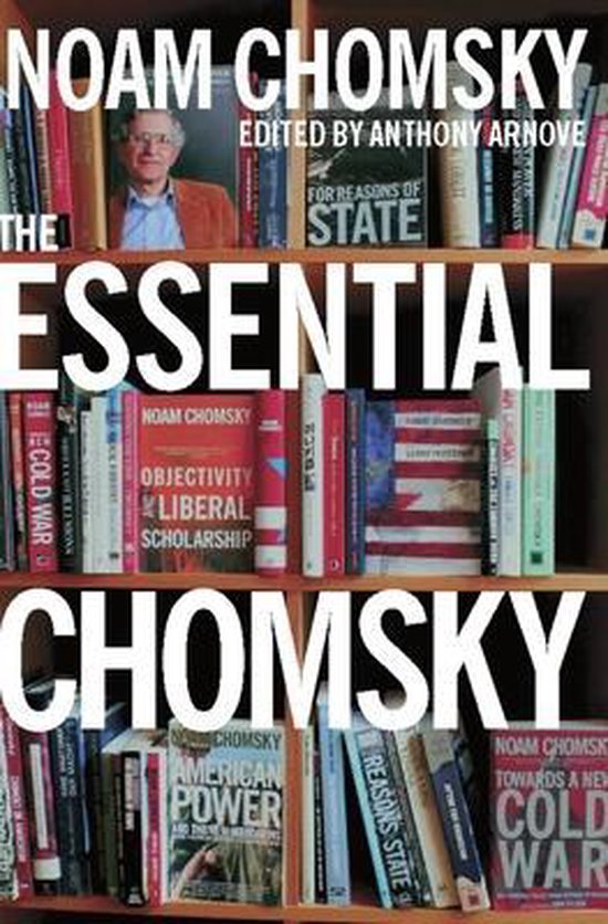 Boek 'The Essential Chomsky' met een portret van Noam Chomsky bovenaan en titels van zijn boeken op een boekenplank.
