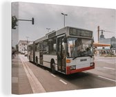 Canvas Schilderij Een moderne Duitse stadsbus - 120x80 cm - Wanddecoratie