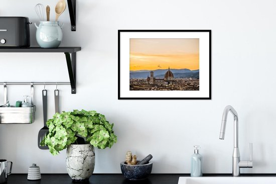 Photo dans le cadre - Vue de Florence avec le Dom de Florence et un beau coucher de soleil en Italie Cadre photo noir avec passe-partout blanc petit 40x30 cm - Affiche dans le cadre (Décoration murale salon / chambre)
