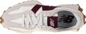 Bovenaanzicht van de witte New Balance 327 sneaker met bordeauxrode N-logo en veter sluiting.