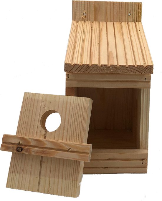 Maisonnette en bois avec toit incliné, entrée ronde et façade ouvrante.