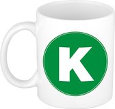 Mok / beker met de letter K groene bedrukking voor het maken van een naam / woord of team
