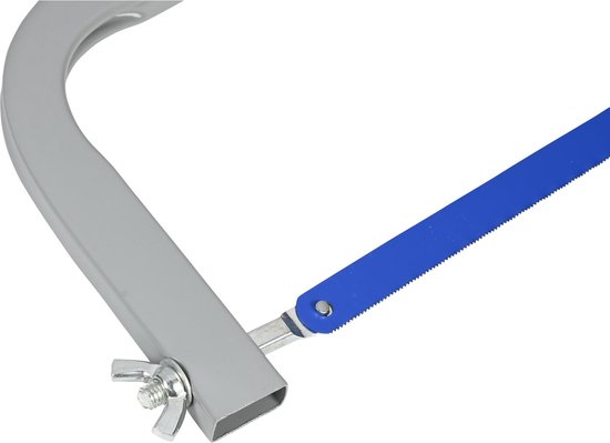 Gedetailleerde close-up van het mechanisme van een ijzerzaag met zilverkleurige schroef.