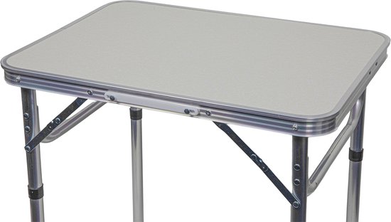 Close-up van een opvouwbare campingtafel met een lichtgrijs tafelblad met patroon en zilverkleurige metalen poten en frame.