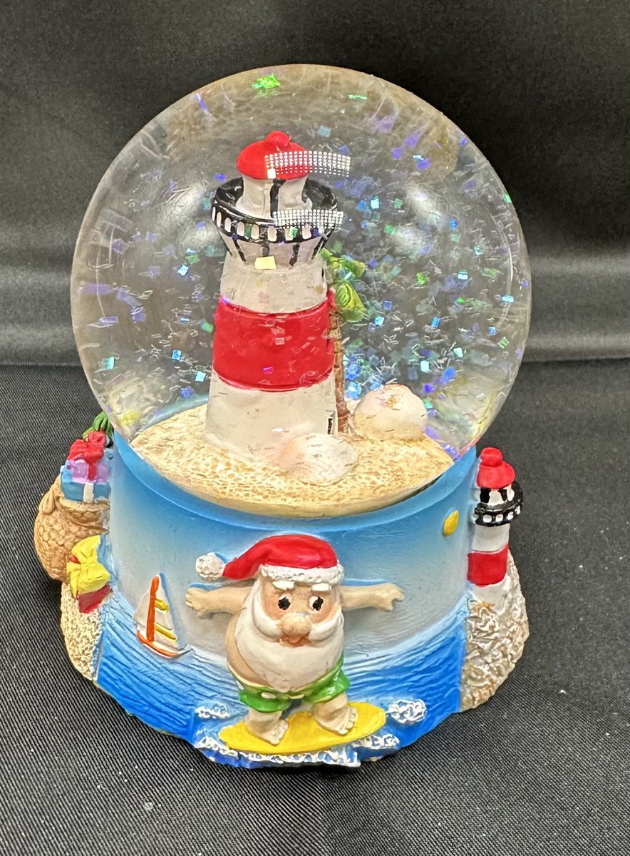 Impuls Glitterbol met tropische Kerstman + vuurtoren - Meerkleurig - Hoogte 9 x dia 7 x 8 cm - Polyresin + Glazen bol - Kerstdecoratie - Kerstversiering - Woonaccessoires Meerkleurig - vuurtoren