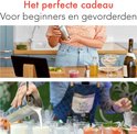 Bovenste deel: een vrouw met een oranje blouse en spijkerbroek maakt een cocktail. Onderste deel: een barman schenkt een cocktail uit.