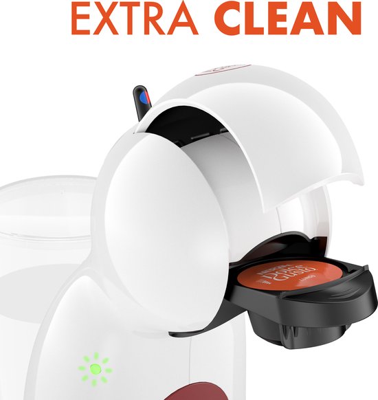 Witte Dolce Gusto koffiezetapparaat met een oranje cupje, en de tekst 'EXTRA CLEAN'. Groene indicatorlichtjes zichtbaar.
