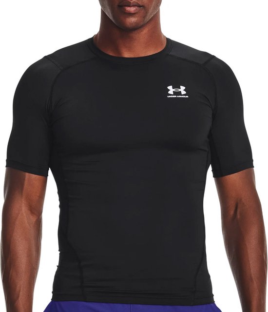 Bovenlichaam van man in zwart Under Armour sportshirt met korte mouwen.