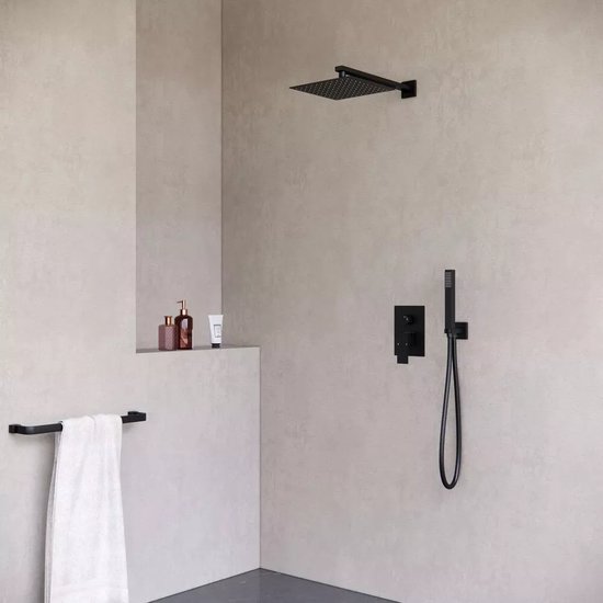 Doucheset in een moderne badkamer met matzwarte douchekop, handdouche, inbouw kraan en badkameraccessoires.