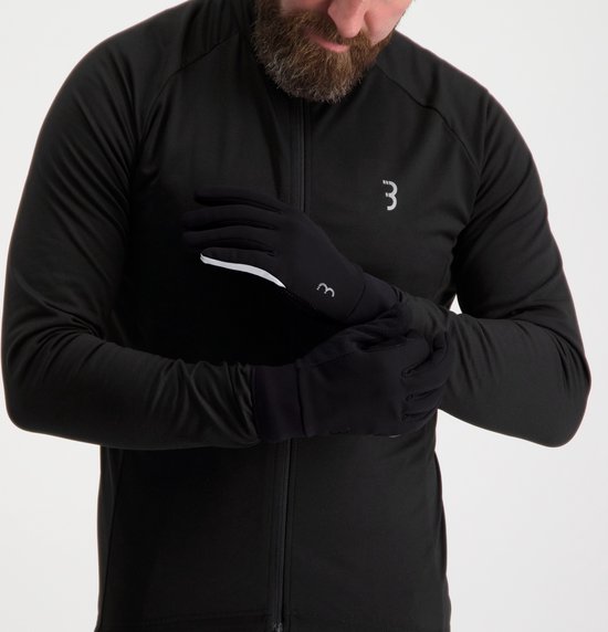 Man met zwarte fietshandschoenen aan, met het '3' logo zichtbaar op de handschoen.