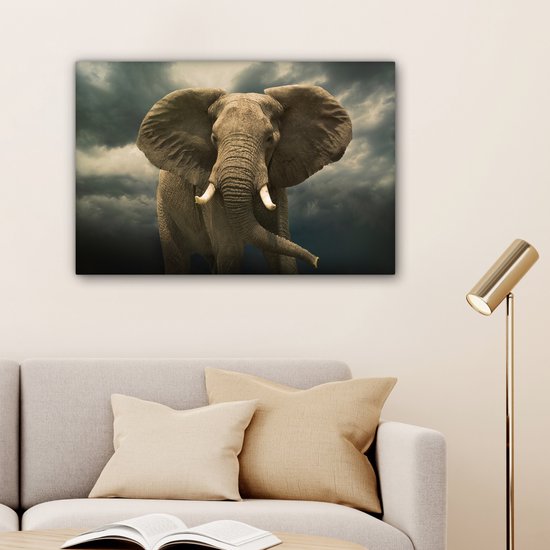 Peintures sur toile - Éléphant d'Afrique contre les nuages sombres - 150x100 cm - Décoration murale