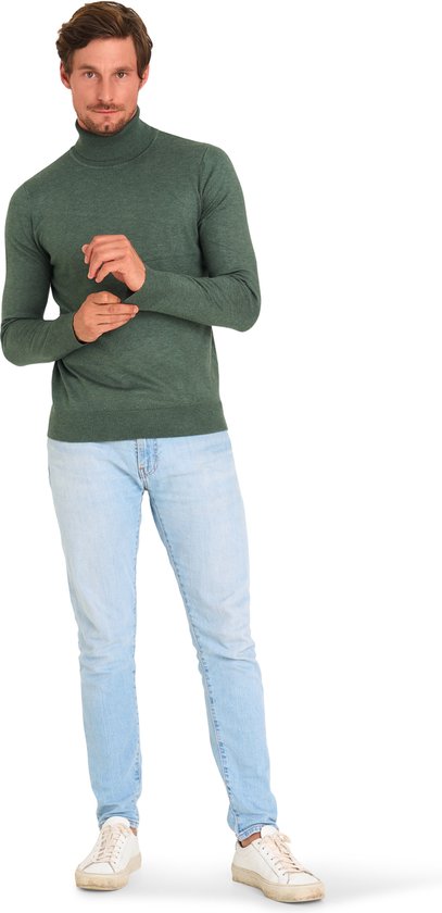 Man in groene coltrui van Mario Russo en lichte spijkerbroek
