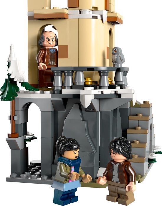 Lego Harry Potter Le Château de Poudlard L'aile des Hiboux avec des figurines d'un vieil homme, Harry et une fille.