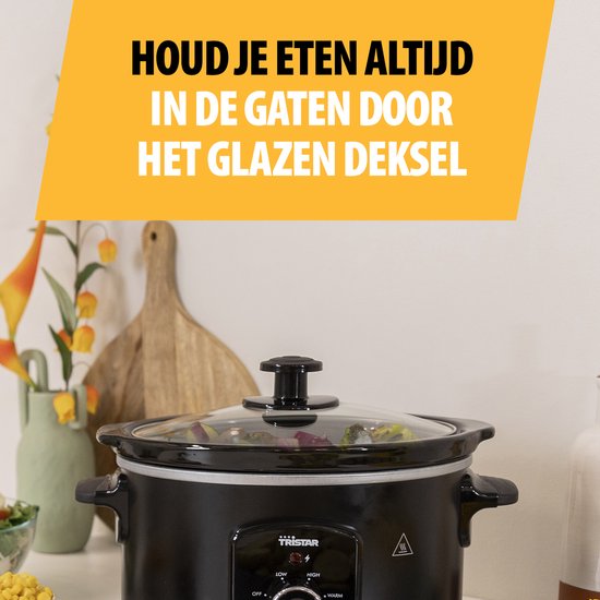 Zwarte slowcooker met glazen deksel en de tekst 'HOUD JE ETEN ALTIJD IN DE GATEN DOOR HET GLAZEN DEKSEL'.