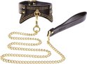 Zwarte taboom kraag met gouden studs en ketting, met handvat.