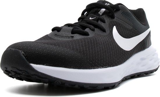 Zwarte Nike Revolution 6 hardloopschoen in hoekaanzicht, zool en witte swoosh zichtbaar.