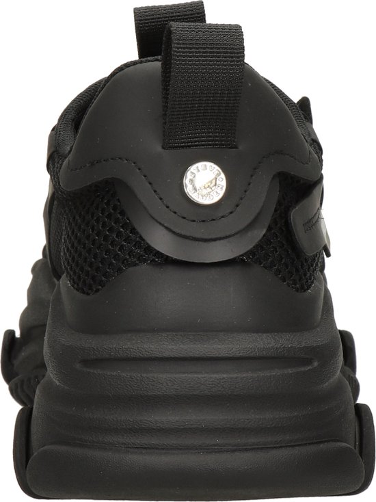 Achterkant van een zwarte Steve Madden sneaker met lus op de hiel.