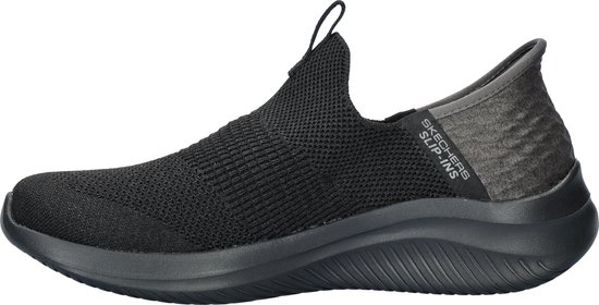 Zijaanzicht van een zwarte Skechers slip-on sneaker met gebreid bovenwerk en logo.