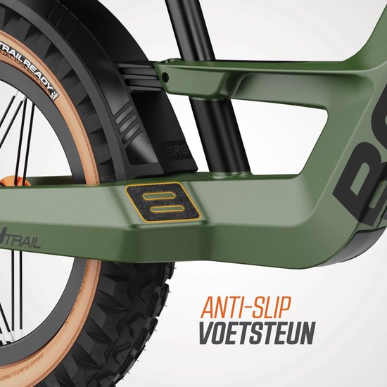 Dichtbij de groene loopfiets, detail van het anti-slip voetsteun op het frame bij het achterwiel.