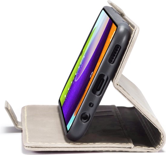 Beige PU leren telefoonhoesje, staand gebruikt als standaard, met de Samsung Galaxy A52s / A52 erin.