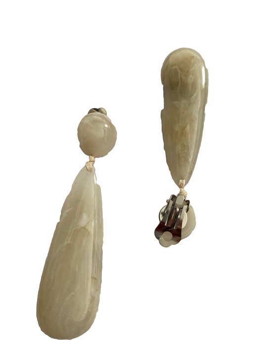 Petra's Sieradenwereld - Clipoorbel hanger beige druppel (504)