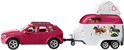 Roze auto met paardentrailer, met figuren erin. Witte dakkoffer met hartjes.