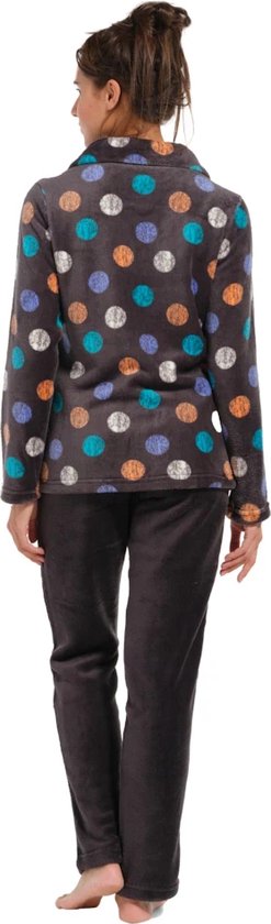 Dames van achteren gezien in een grijze fleece pyjama met veelkleurige stippen op het jasje.