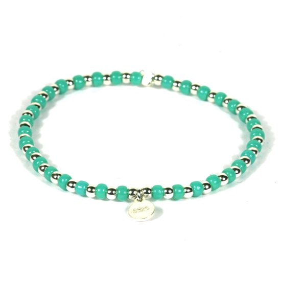 Armband met turkooiskleurige en zilverkleurige kralen, met een rond zilverkleurig hangertje.