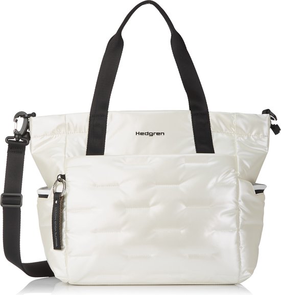 Witte gewatteerde shopper met Hedgren-logo, schouderband, buitenvak en sleutelhanger met tekst.