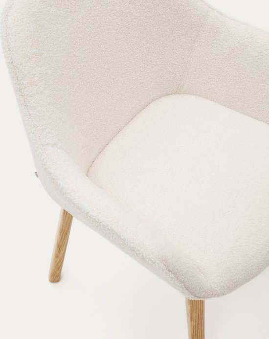 Kave Home - Aleli-stoel in witte schapenvacht en massief essenhouten poten met natuurlijke afwerking