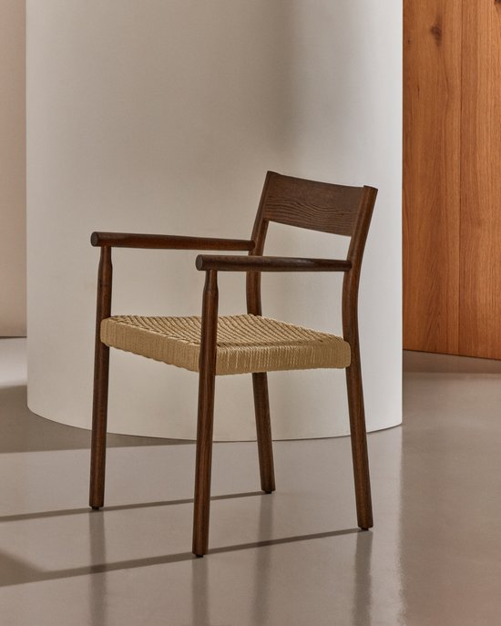Kave Home - Yalia-stoel in massief eikenhout FSC 100% met natuurlijke walnoot-afwerking en zitting van