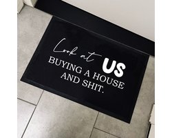 Deurmat met tekst-house warming cadeau-cadeau voor samenwonen-Look at us buying a house and shit-Grappige deurmat-Deurmat binnen-60x40cm