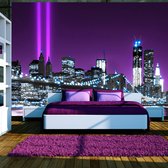 Fotobehangkoning - Behang - Vliesbehang - Fotobehang Uitzicht op Verlicht Manhattan door de Ramen 3D - 100 x 70 cm