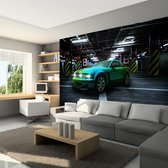 Fotobehangkoning - Behang - Vliesbehang - Fotobehang Groene Auto in Parkeergarage - 250 x 175 cm