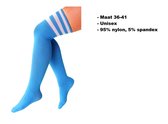 Lange sokken turquoise met witte strepen - maat 36-41 - kniekousen  overknee kousen sportsokken cheerleader carnaval voetbal hockey unisex festival