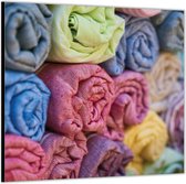 Dibond –Opgerolde Gekleurde Handdoeken– 50x50 Foto op Aluminium (Wanddecoratie van metaal)