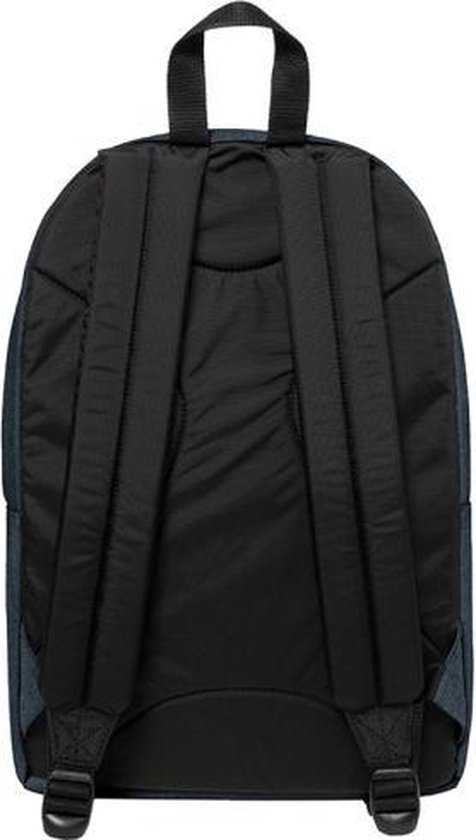 Achterkant van een donkerblauwe Eastpak rugzak.