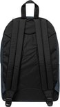 Achterkant van een donkerblauwe Eastpak rugzak.