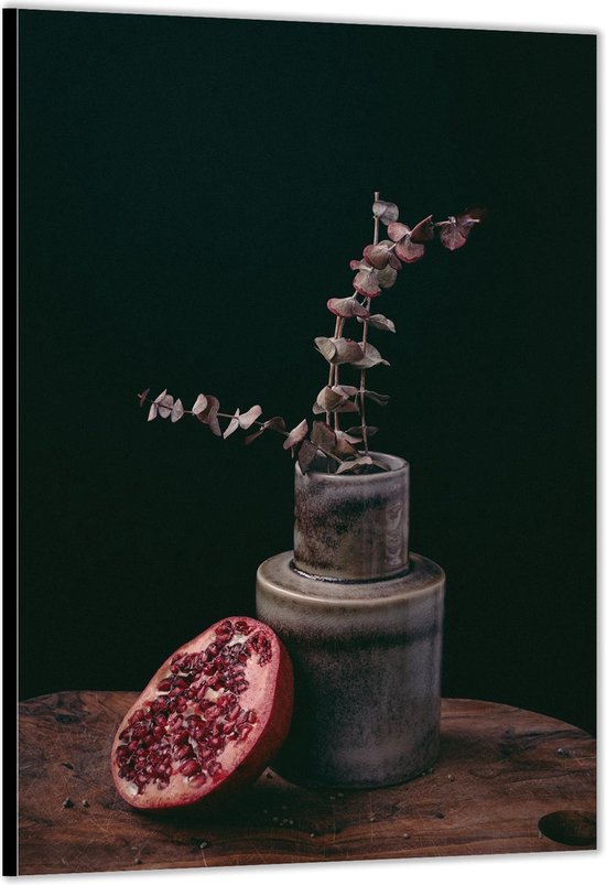 Dibond –Bruine Vaas met Bloemen en een Granaatappel op een Houten Plank– 80x120cm Foto op Aluminium (Met Ophangsysteem)