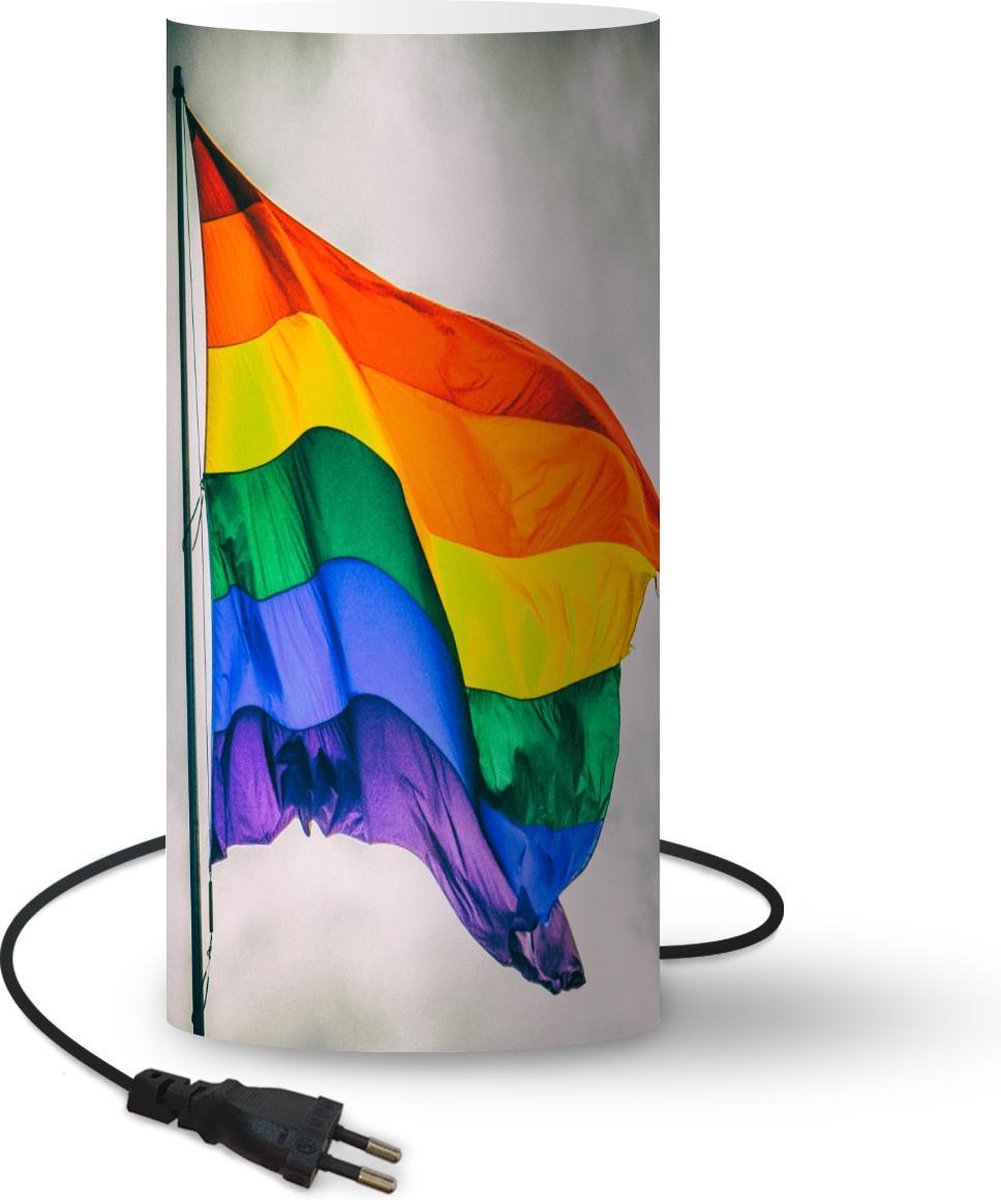 Lamp - Nachtlampje - Tafellamp slaapkamer - Foto van een regenboog vlag - 33 cm hoog - Ø15.9 cm - Inclusief LED lamp