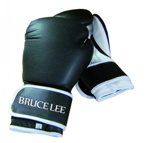 Zwarte bokshandschoen met witte binnenzijde en "BRUCE LEE" op de polssluiting.