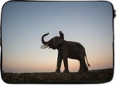 Laptophoes 13 inch 34x24 cm - Olifant zonsondergang illustratie - Macbook & Laptop sleeve Een illustratie van een olifant met een kleurrijke zonsondergang - Laptop hoes met foto